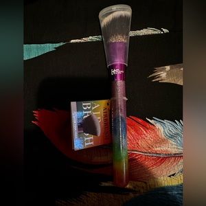NWT IT Cosmetics Pride Brush. 🌈